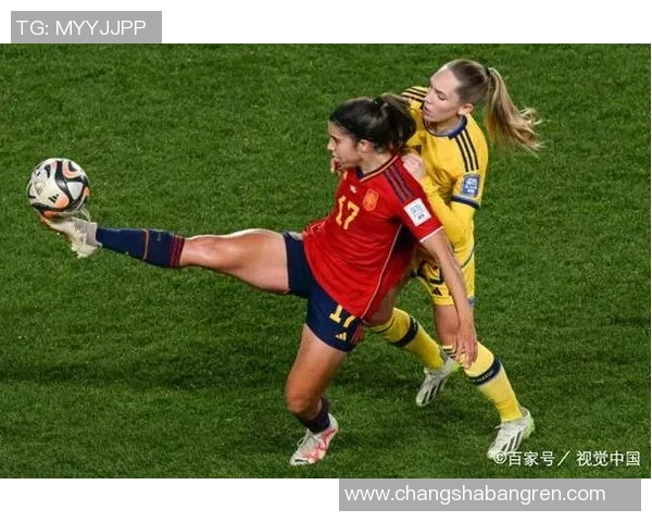 足球明星亲临女足比赛现场展现对女性运动员的支持与热爱